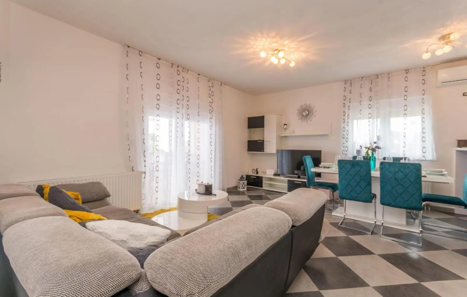 Beautiful Villa Maris With Pool Tinj