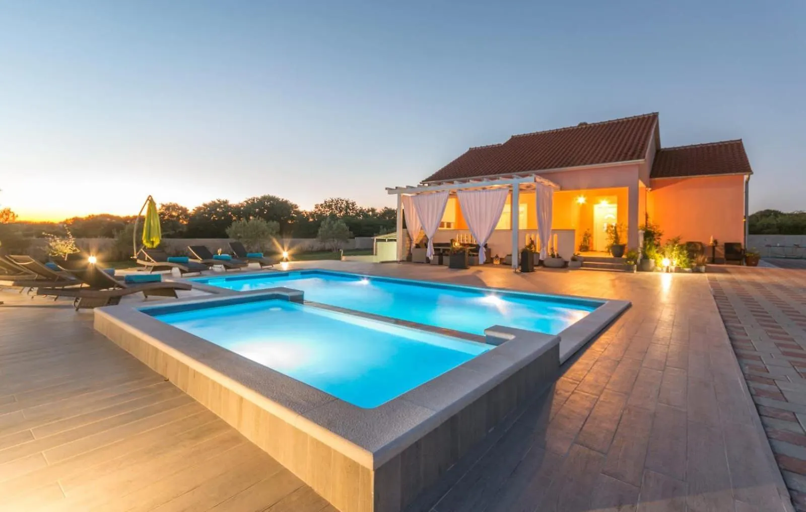 Beautiful Villa Maris With Pool Tinj